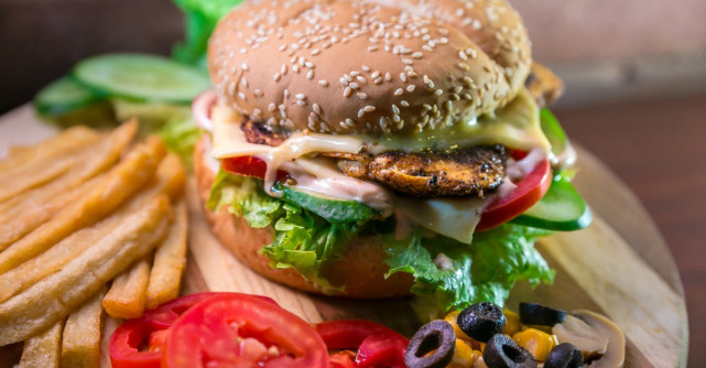 Ce alimente trebuie să eviți pe caniculă