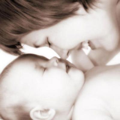 Povestea extraordinara a mamei care si-a inviat bebelusul prin imbratisari si dragoste