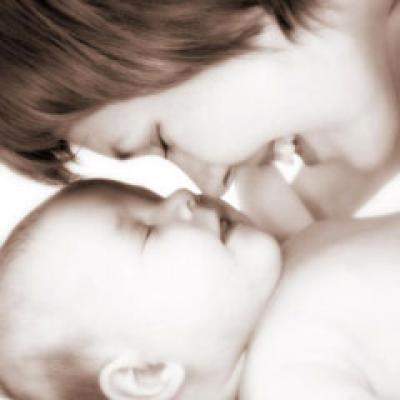 Povestea extraordinara a mamei care si-a inviat bebelusul prin imbratisari si dragoste