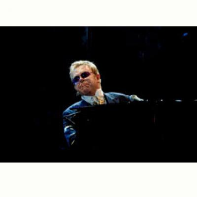 OMG! Elton John a devenit tatic