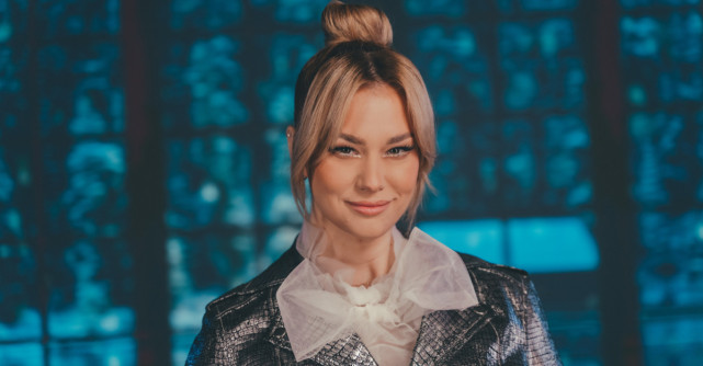 Feli știe și cântă că 'Moș Crăciun ești și tu'