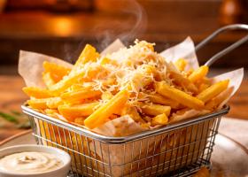Câte calorii are o porție de cartofi prăjiți cu brânză rasă? + Variante mai dietetice de a păcăli caloriile și amidonul