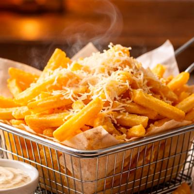 Câte calorii are o porție de cartofi prăjiți cu brânză rasă? + Variante mai... dietetice