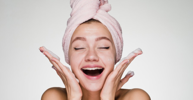 4 produse potrivite pentru demachierea tenului