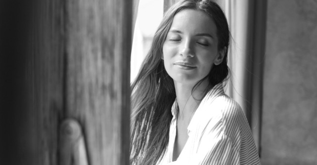 Tehnici de meditație sub duș care te ajută să fii mai fericită 