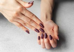 Perfecțiunea în vârful degetelor: de ce forma migdală a unghiilor inspiră rafinament. Idei elegante pentru manichiură