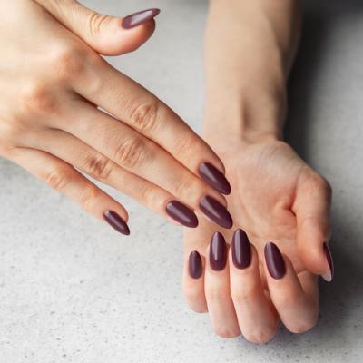 Perfecțiunea în vârful degetelor: de ce forma migdală a unghiilor inspiră rafinament. Idei elegante pentru manichiură