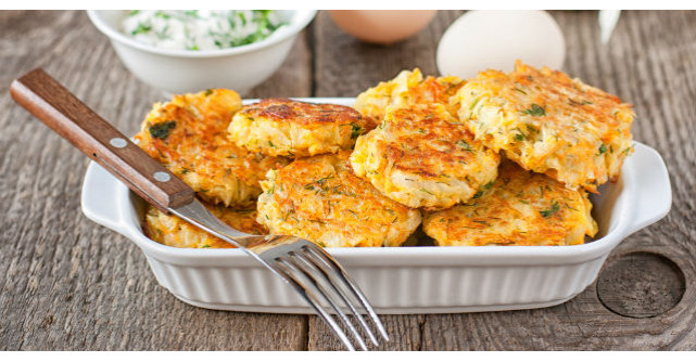 Pentru aceasta reteta de chiftelute de dovlecei lasi pana si cartofii prajiti