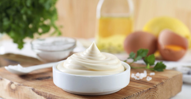 Cum se face maioneza în casă și cum o salvezi dacă ”se taie”