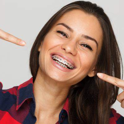 Cum tratezi rapid aftele bucale produse de purtarea aparatului dentar