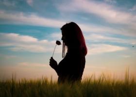 Cum ne sabotează gândirea „fii puternică” atunci când avem nevoie să fim îmbrățișate