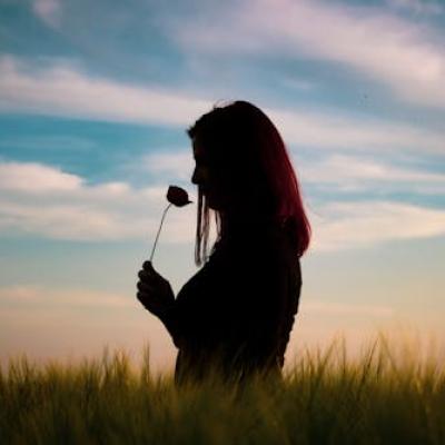 Cum ne sabotează gândirea „fii puternică” atunci când avem nevoie să fim îmbrățișate