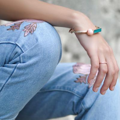 Brățări cu pietre colorate: ideale pentru orice ținută