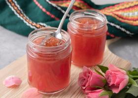 Dulceața de trandafiri: desert regal sau rețetă uitată? Cum o prepari acasă și ce trebuie să știi pentru un gust desăvârșit