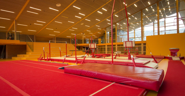 Incident grav la Onești. Sala de gimnastică Nadia Comăneci a fost vandalizată și incendiată de un bărbat cu probleme psihice