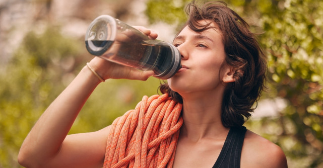 Ce e apa cu electroliți și de ce ar trebui să o consumi mai des