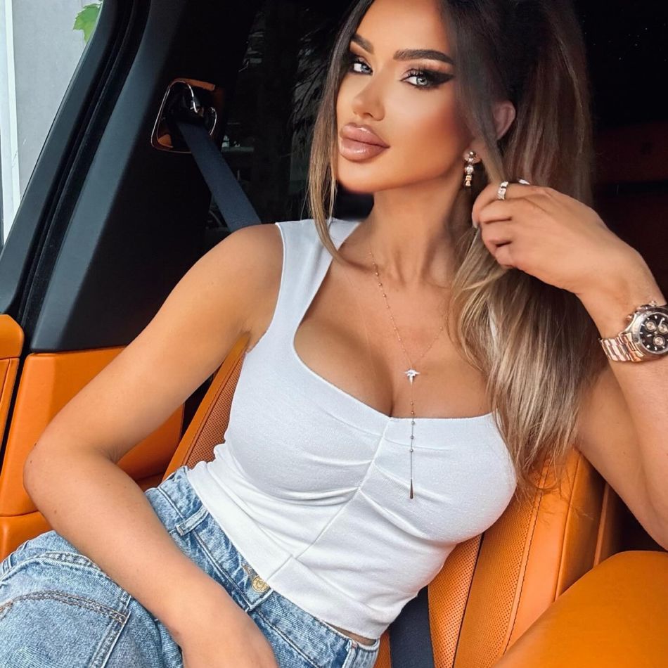 Bianca Drăgușanu în centrul atenției de ziua ei! Vedeta, surprinsă cu un buchet impresionant de trandafiri