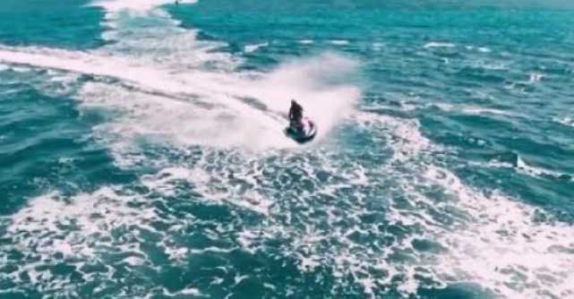 Video: Imagini din locuri exotice? Nu, sunt cadre filmate in statiunea Mamaia. Vezi aici noul videoclip al Deliei