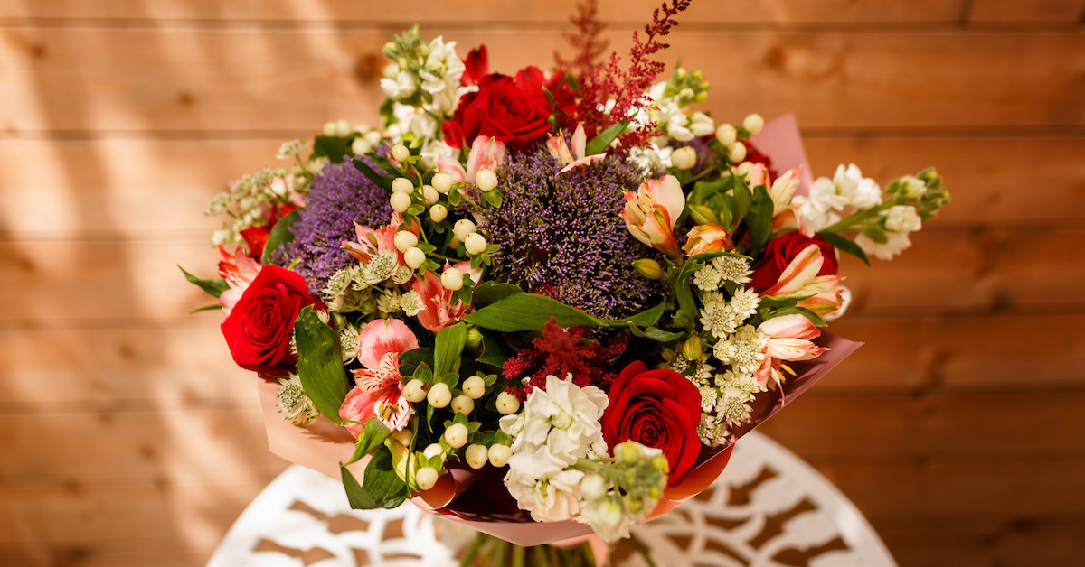 Poza 1 din 6 baiatul cu flori