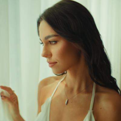 MIRA a lansat Cu tălpile goale, o piesă despre dragoste și libertate pe care ea ti-o ofera.