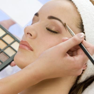 Foto: Chiar si printesele folosesc extensii... pentru sprancene