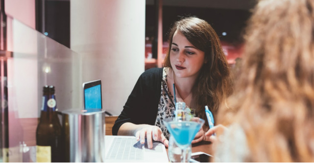 Nu e gluma. De ce ar trebui sa bei putin alcool in timp ce inveti pentru examene