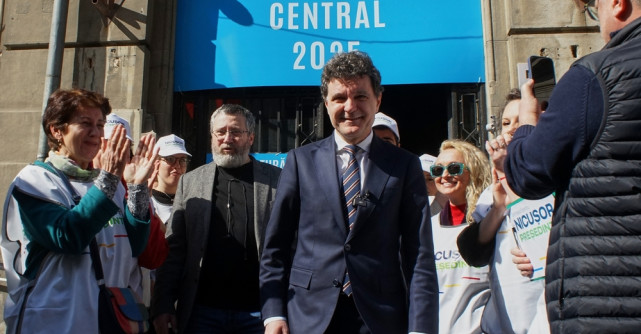 Mii de oameni au sărbătorit în centrul Capitalei victoria lui Nicușor Dan la alegerile prezidențiale