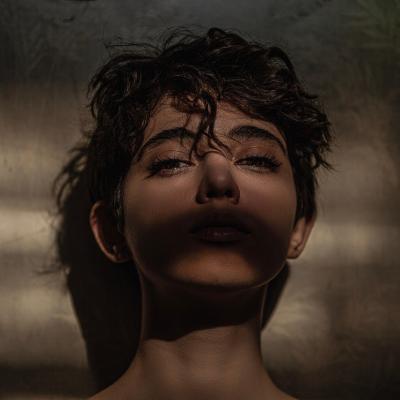 10 semne subtile că cineva a trecut prin multe – chiar dacă pare că e bine