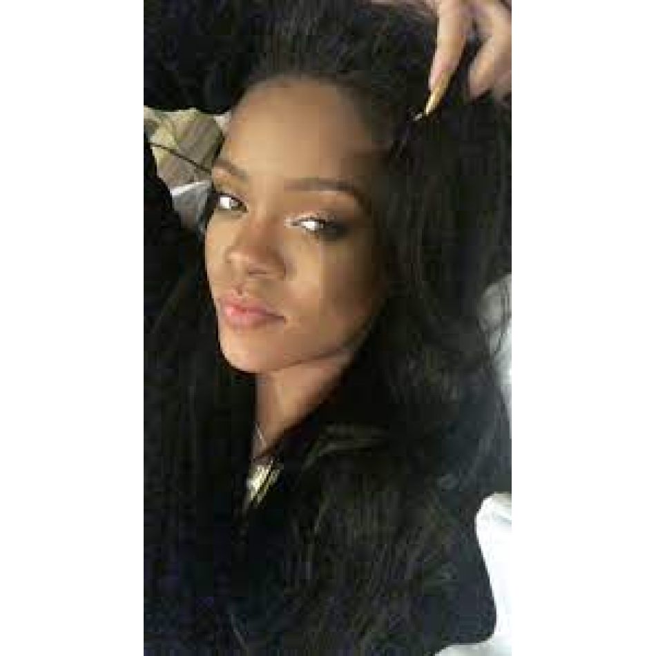 Rihanna, îmbrățișând maternitatea printr-o serie de fotografii incendiare. Imaginile au făcut furori!