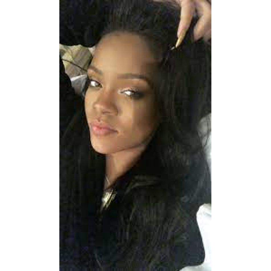 Rihanna, îmbrățișând maternitatea printr-o serie de fotografii incendiare. Imaginile au făcut furori!