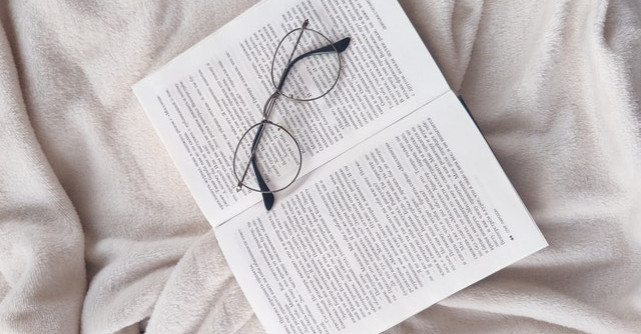 Top 5 motive pentru care e bine să citești înainte de a merge la culcare