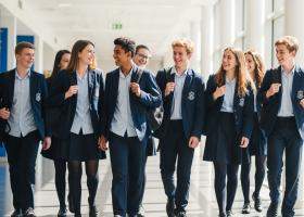 Educația nu se repară la croitorie. Elevii contestă uniforma școlară și susțin că apartenența nu se coase pe rever