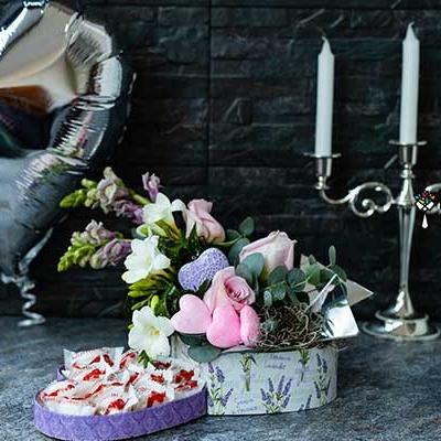 Colectia de Valentine's Day de la Baiatul cu Flori: Aranjamente florale si cadouri gourmet pentru ea&el 