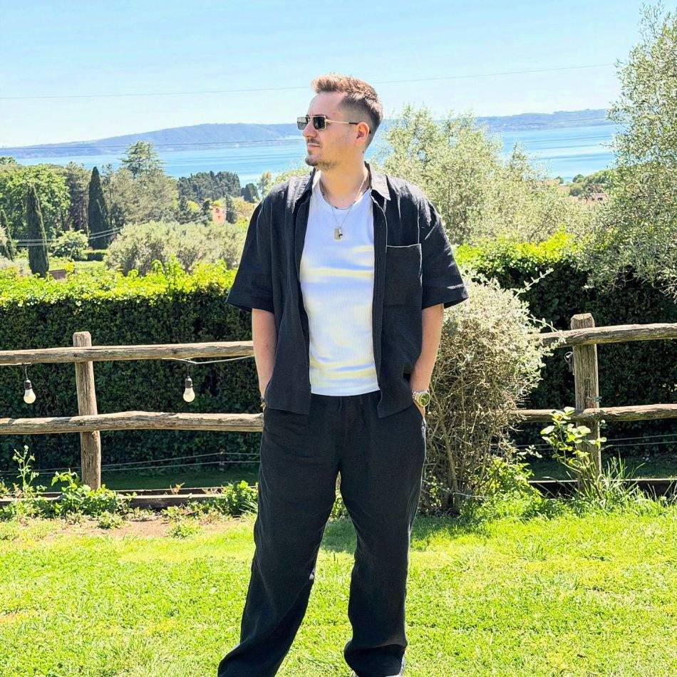 George Tănase, surprins într-o ipostază tandră alături de o blondă misterioasă. Actorul a început un nou capitol după divorț