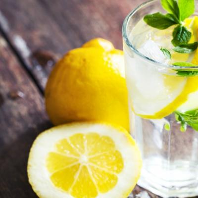 Tot ce trebuie sa stii despre beneficiile apei plate cu lamaie