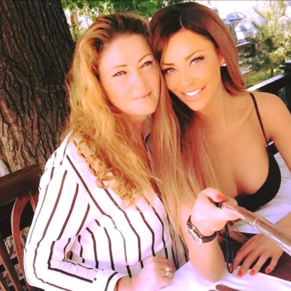 Cum o răsfață Bianca Drăgușanu pe mama sa: Îi umplem puțin buzele cu acid hialuronic...Cum a surprins-o blondina pe mama sa