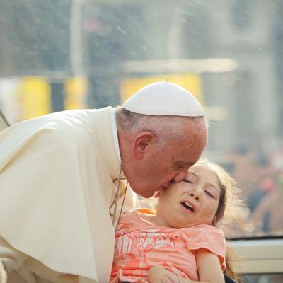 Portretul Papei Francisc – o viață de smerenie: între spălarea picioarelor și îmbrățișarea durerii fără margine