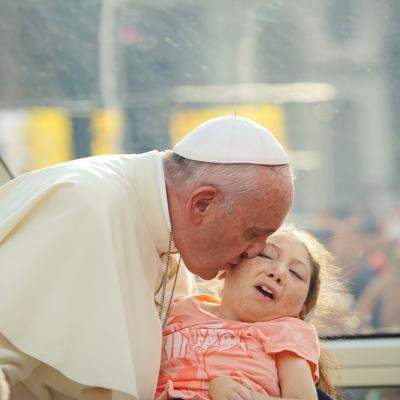 Portretul Papei Francisc – o viață de smerenie: între spălarea picioarelor și îmbrățișarea durerii fără margine