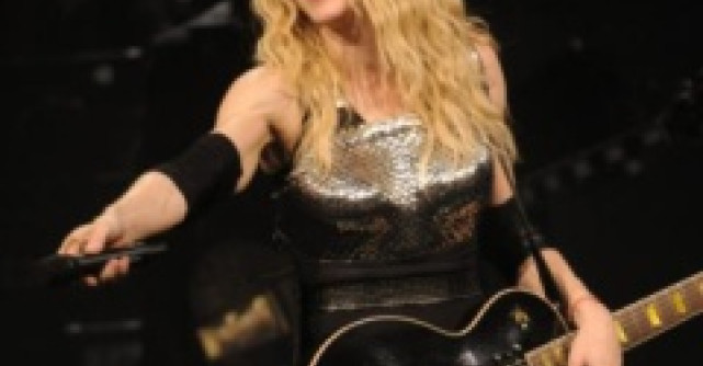  Oups! Ce femeie a mai sarutat Madonna?