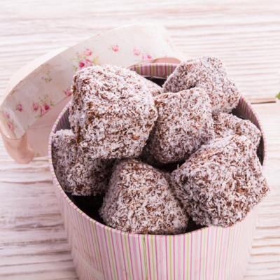 Negresa tavalita prin sos de ciocolata