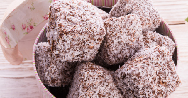 Negresa tavalita prin sos de ciocolata