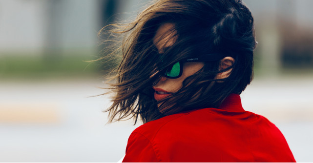 Cum să reduci electrizarea părului, deci și ruperea lui