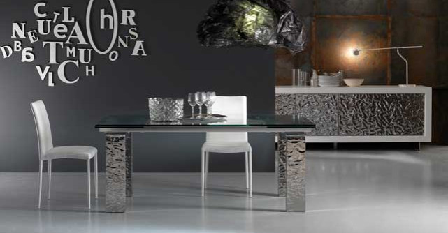 Cum sa adaugi stralucire: piese de mobilier si accesorii lucioase