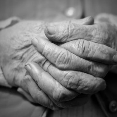 Mama lui spala haine pentru cei bogati. Ce a facut tanarul pentru ea?