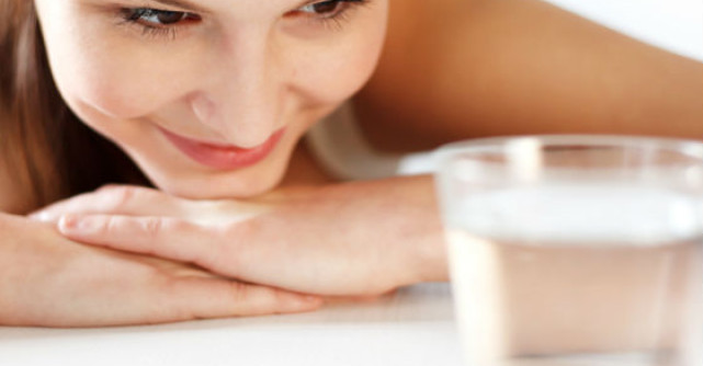 Afla ce se intampla daca bei apa pe stomacul gol. Efectele sunt extraordinare!