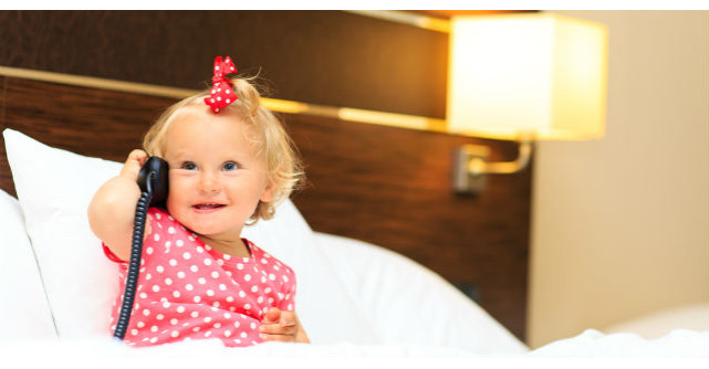 Ingrijorat ca unul dintre angajatii sai nu a ajuns la munca, seful il suna. Raspunde o fetita la telefon