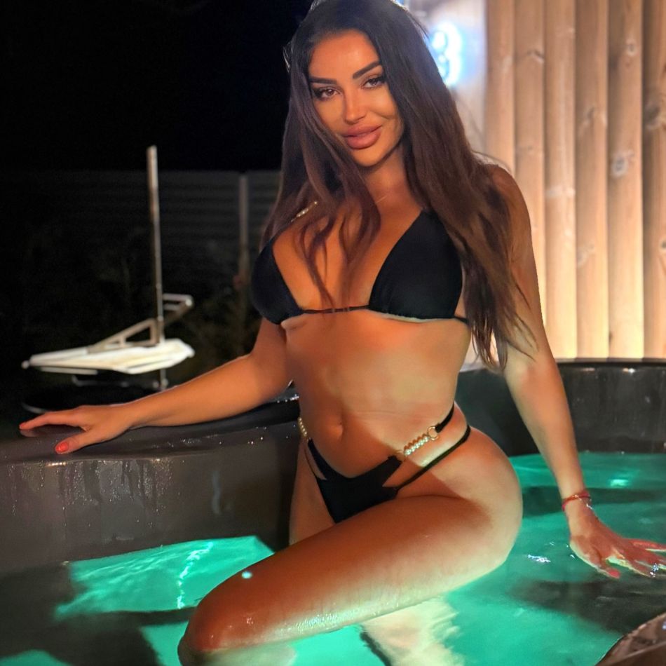 Elena Ionescu, îndrăgostită nebunește de un fotbalist cu 13 ani mai tânăr. Imagini intime la piscină cu iubitul și fiul ei