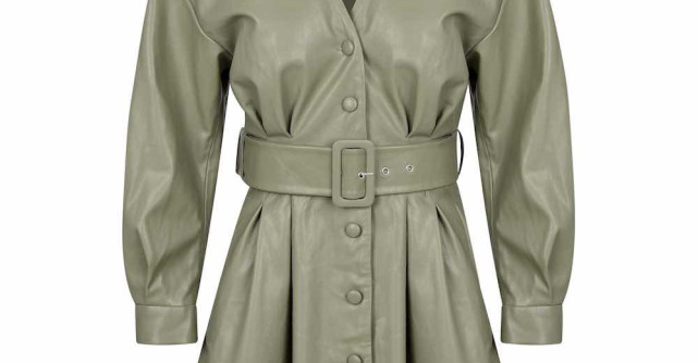 Piesele vestimentare din piele vegană, lucioasă, colorată sau cu imprimeuri exotice se află în tendințele sezonului Toamnă/Iarnă