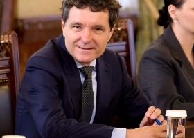 Nicușor Dan și Mirabela Grădinaru, moment romantic surprins pe aeroport. Cei doi s-au sărutat înainte de plecarea în SUA