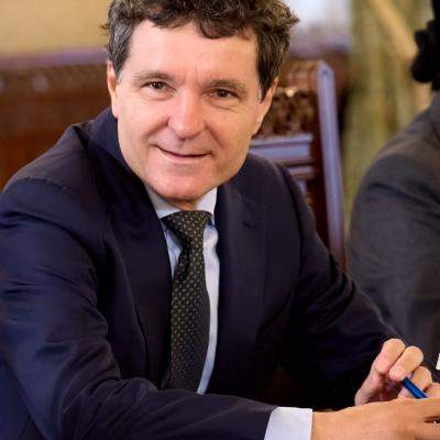 Nicușor Dan și Mirabela Grădinaru, moment romantic surprins pe aeroport. Cei doi s-au sărutat înainte de plecarea în SUA